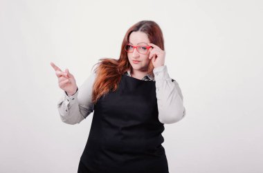 Şekil boyutu artı whitebackground kameraya poz güzel kadınla \ Model sol işaret ve üzerinde bir şey mi arıyorsunuz