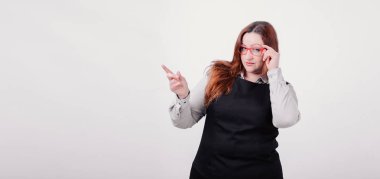 Şekil boyutu artı whitebackground kameraya poz güzel kadınla \ Model sol işaret ve üzerinde bir şey mi arıyorsunuz