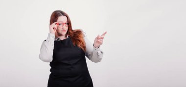 Güzel iş kadını ile şekil boyutu artı işareti whitebackground kameraya poz \ Model sol işaret ve kamera arıyorum