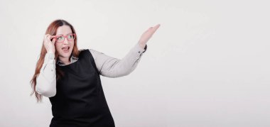 Sürpriz bakışla sol bir şey üzerinde işaret Well-Fed kadın \ sağ tarafında ve konuşma. Bir çok kopya yer