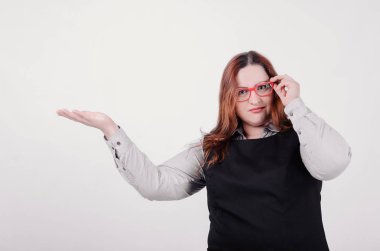 Sometjing sağ tarafında üzerinde işaret ve kameraya bakarak sürpriz bakışla Well-Fed kadın