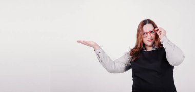 Sometjing sağ tarafında üzerinde işaret ve kameraya bakarak sürpriz görünüm iyi beslenmiş kadınla. Bir çok kopya yer