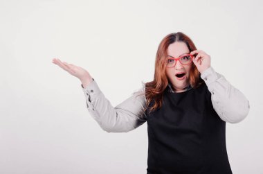 İyi beslenmiş rakam sağ tarafında bir şey üzerinde işaret eden kadınla \ boyutu modeli ile sürpriz göz kameraya artı