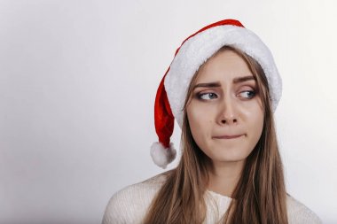  Genç ve güzel model sarı uzun saçlı, geniş kaşları ve mavi gözlü beyaz arka plan üzerinde Studio fotoğraf makinesinde poz ile. İzole. Uzay kopyalayın. Reklam için yer.