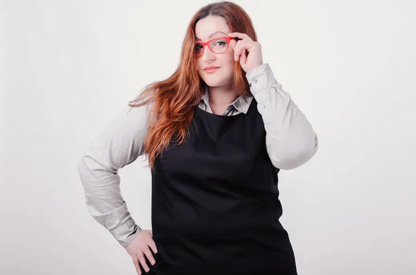 İşkadını şekil boyutu artı whitebackground kameraya poz ile \ Model poz ve kameraya bakıyor