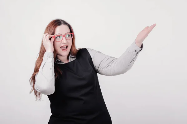 Goed Gevoed Vrouw Met Verbaasd Kijken Wijzen Iets Aan Linkerkant — Stockfoto