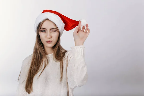 Молодая Европейская Девушка Подмигивает Камеру Модель Шляпе Санты Рождество Принято — стоковое фото