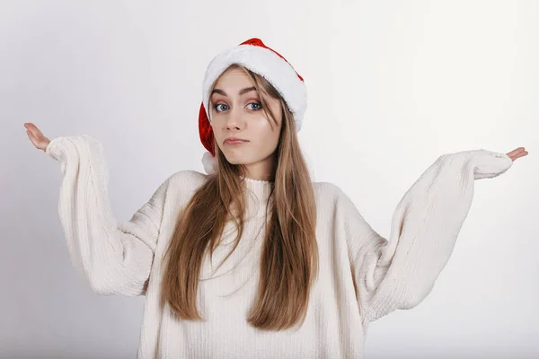 Santa Claus Şapka Kadında Yaymak Geniş Elleri Utanç Verici Suratla — Stok fotoğraf