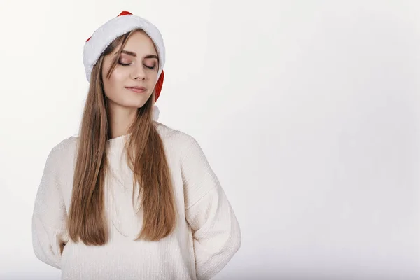Noel Baba Şapkası Kadında Gözlerini Kapatıp Onu Tatil Hediyeler Hakkında — Stok fotoğraf