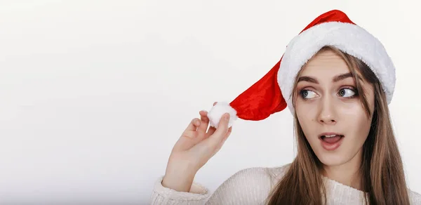 Женщина Рождественской Шляпе Смотрит Боком Возбужденным Лицом Довольно Молодая Модель — стоковое фото