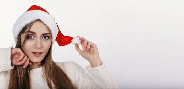 Aranyos Nézett Kamera Toching Karácsonyi Kalapját Csinos Fiatal Modell Szőke — Stock Fotó