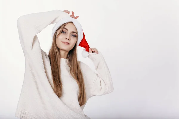 Ritratto Donna Bionda Sorridente Nel Cappello Babbo Natale Bella Giovane — Foto Stock