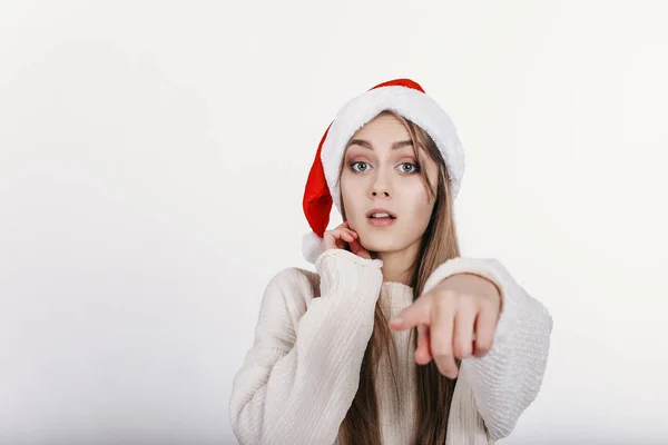 Mulher Chapéu Pai Natal Apontando Para Câmera Pelo Dedo Rapariga — Fotografia de Stock