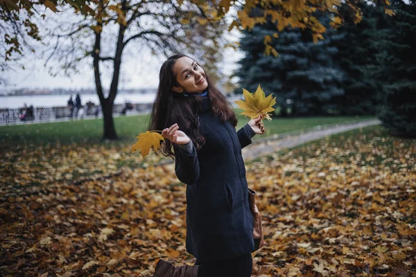 Prett Mujer Adulta Posando Parque Otoño Con Hojas —  Fotos de Stock