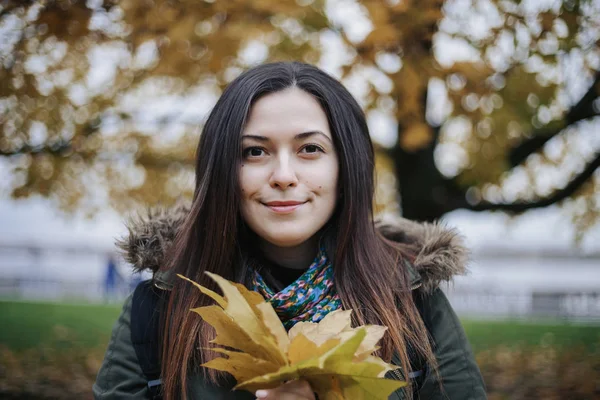 Donna Gioiosa Romantica Posa Nel Parco Con Foglie Autunnali — Foto Stock