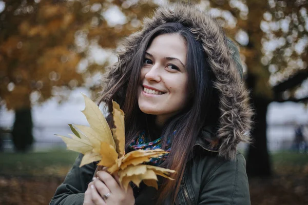 Vrolijke Romantische Vrouw Poseren Park Met Herfst Bladeren Model Camera — Stockfoto