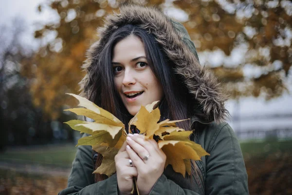 Fröhliche Und Romantische Frau Posiert Park Mit Herbstblättern — Stockfoto