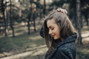 Profil kadın portresi düzeltmek saç ve aşağı bakıyor