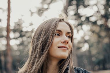 Yana doğru seyir mutlu Avrupa kadın açık. Sarışın model Park headshot