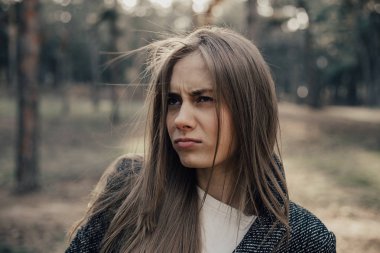 Çatık ve yana doğru seyir huysuz kız