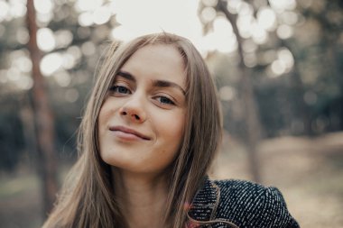 Kameraya bakarak ve park açık gülümseyen güzel kız