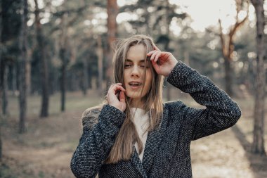 Genç sarışın model kameraya poz ve göz kırpıyor