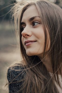 Genç ve güzel kadın wirh uzun sarı saçları açık headshot