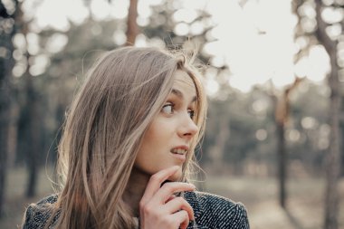 Yana doğru seyir ve bir şey hakkında düşünme sarı saçlı genç ve güzel modeli