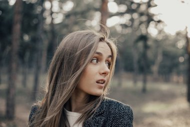 Zayıf kız kameraya poz ve yana doğru seyir ceket