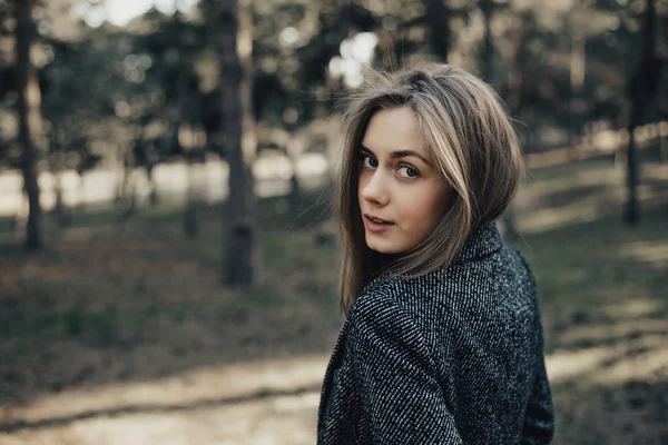 Sarışın kız park kamera poz. Kameraya onu kollamaya modeli