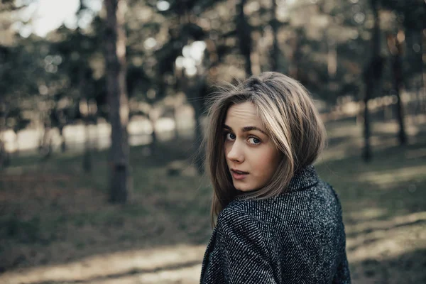 Kameraya onu kollamaya sarı saçlı kadın