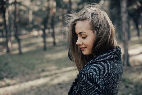 Het Meisje Vacht Permanent Zijwaarts Naar Camera Naar Beneden Kijken — Stockfoto