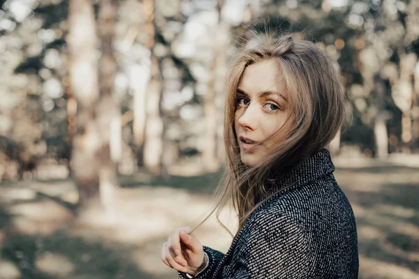 Park sıcak paltolu kamera poz sarışın kız