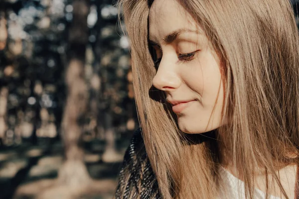 Headshot sıcak giysiler parkında sarı saçlı güzel kadın