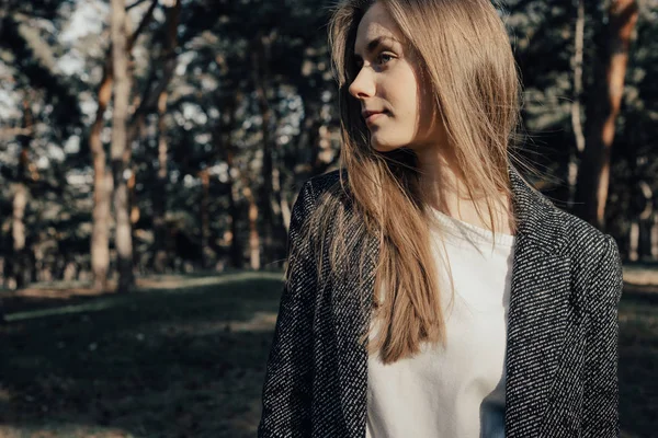 Kendine güvenen kadın yan ağaçlar üzerinde arka plan açık arıyor