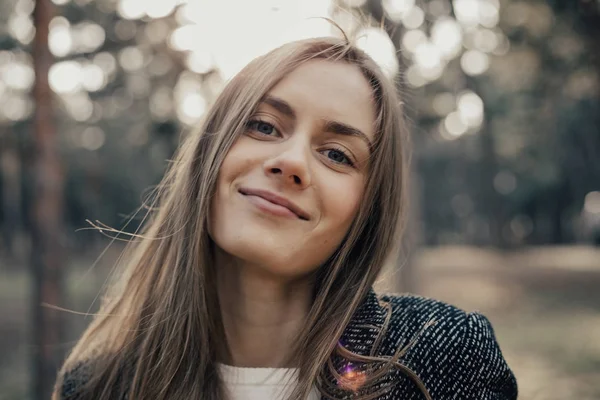 Mooi Meisje Camera Kijken Glimlachend Buiten Park — Stockfoto