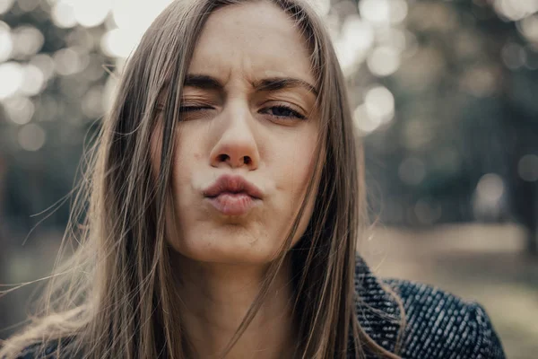 Göz kırpıyor ve kamera açık öpüşme kız