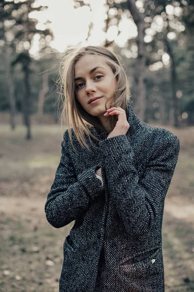 Blond Meisje Verbergen Vacht Jonge Vrouw Staande Park Poseren Camera — Stockfoto