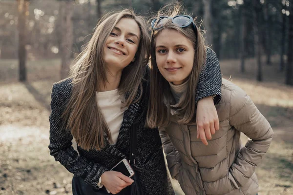 Twee Meisjes Tweeling Poseren Camera Buiten Park — Stockfoto