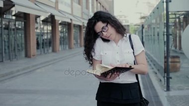 Defterini içindeki tarihi ile doğrulanmış çok meşgul genç Sekreteri