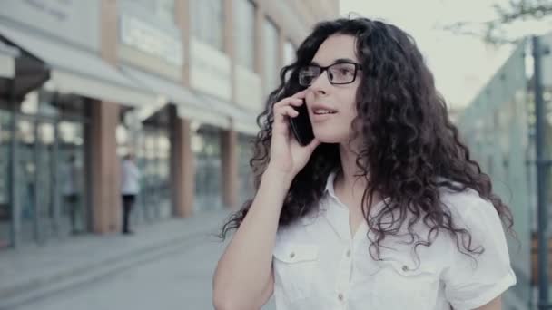 Jovem Mulher Bem Sucedida Falando Telefone Sorrindo Menina Com Cabelos — Vídeo de Stock