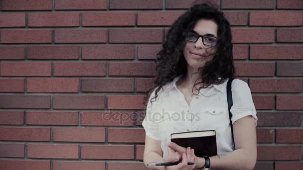 Dziewczyna Student Stojąc Tle Ściany Czerwonej Cegły Model Patrząc Kamery — Wideo stockowe