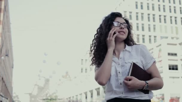 Hezká Mladá Indická Dívka Stojící Náměstí City Square Mluvil Telefonu — Stock video