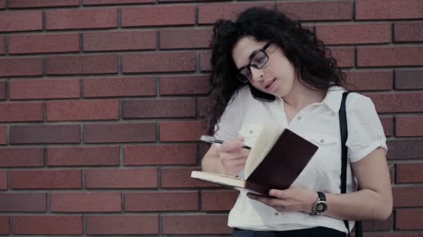 Genç Bir Kadın Işçi Acele Konuşan Onun Defterinizdeki Notlar Alır — Stok video