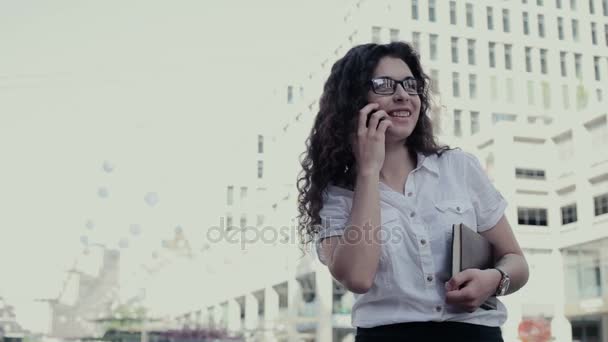 Ung Asiatisk Tjej Står Torget Och Prata Telefon Händerna Modell — Stockvideo