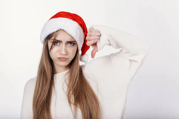 Genç kız gösteren başparmak aşağı ve kaprisli yüz olun