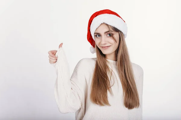 Mulher Bonita Chapéu Natal Dando Polegares Para Cima Sorrindo Para — Fotografia de Stock