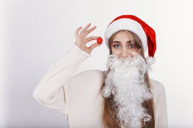 Komik kadın Noel Noel hediyesi tutarak ve gülümseyen baba portresi