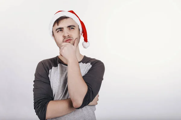 Genç Adam Santa Şapka Düşünme Hakkında Bir Şey — Stok fotoğraf