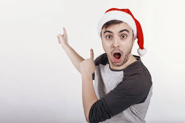 Uomo Con Cappello Babbo Natale Che Indica Qualcosa Dietro Lui — Foto Stock